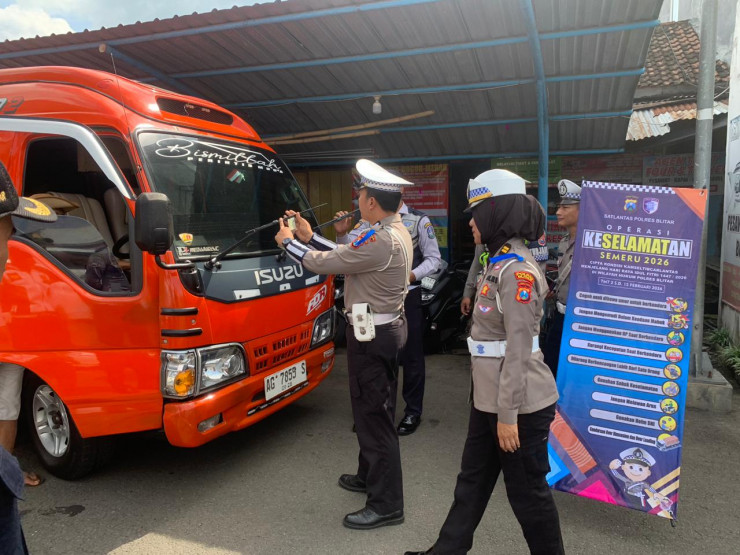 Layanan Kesehatan Gratis Aksi Simpatik Polres Blitar Edukasi Pengguna Jalan di Ops Keselamatan Semeru