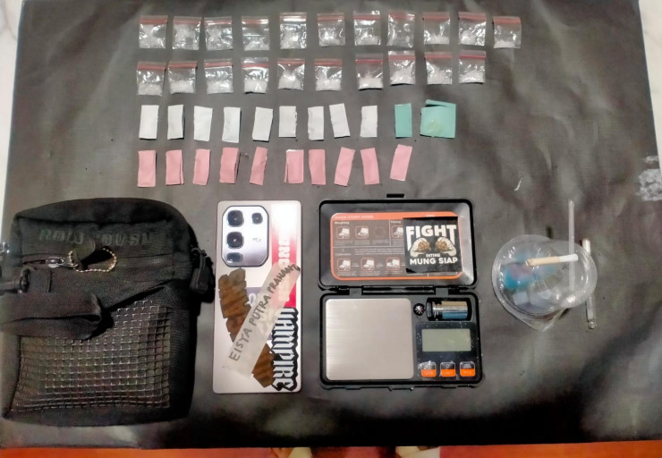 Polres Malang Amankan Tersangka Pengedar dan 21 Paket Sabu di Lawang