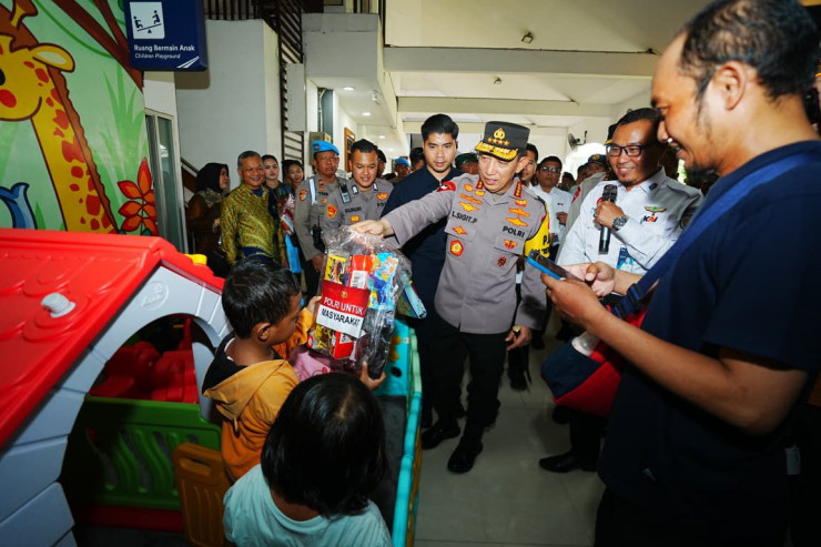 Tinjau Stasiun Surabaya Gubeng, Kapolri Instruksikan Beri Pelayanan Maksimal ke Pemudik