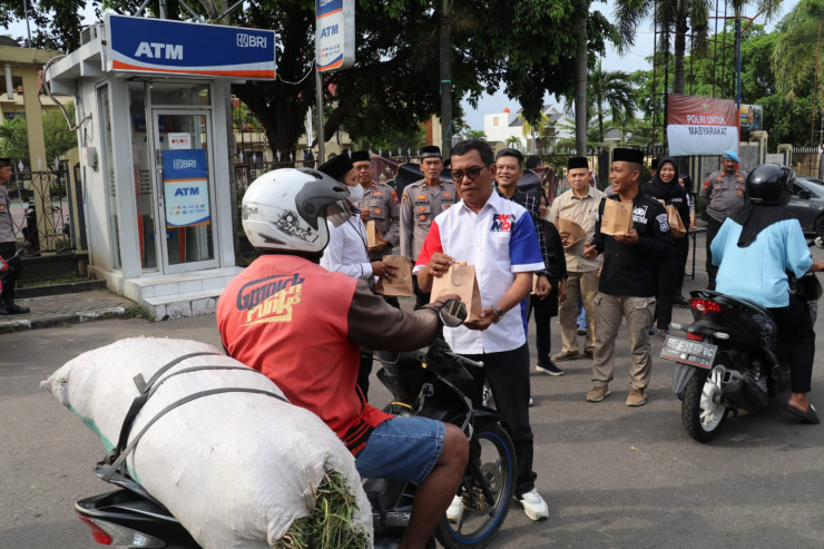 Semarak Ramadan 1446 H, Polres Magetan Bersama Awak Media Berbagi Takjil