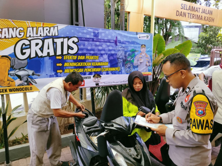Pasang Alarm Gratis di Polsek Wonocolo Sepuluh Pendaftar Pertama Diberi Bonus Buah Durian