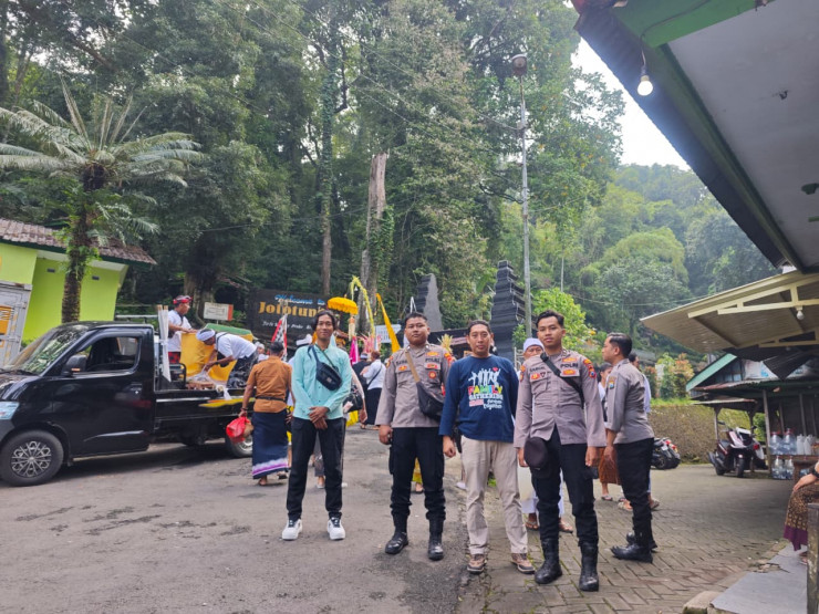 Polsek Krembung Amankan Persembahyangan Piodalan di Pura Penataran Agung Margo Wening