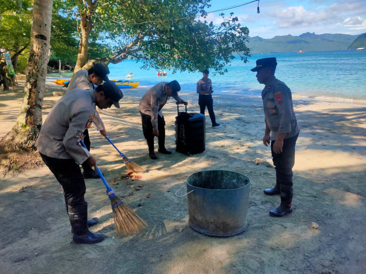 Gotong Royong Polres Trenggalek Bersihkan Area Pantai Mutiara Watulimo