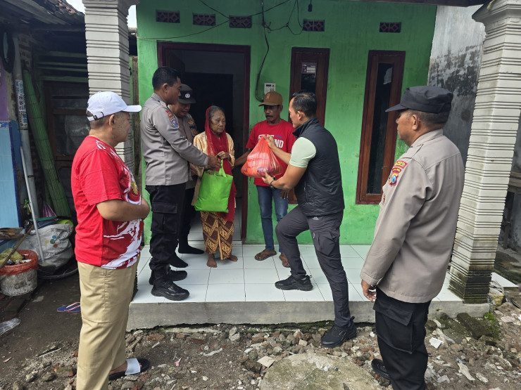 Bhabinkamtibmas Tulangan Peduli Lansia