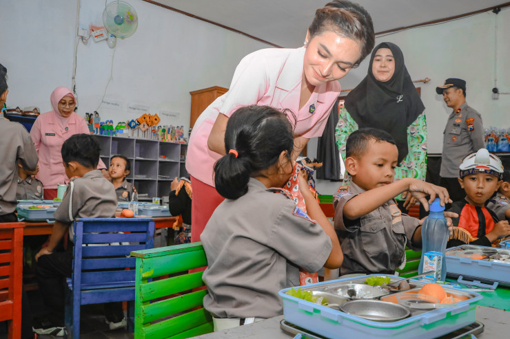 Wujudkan Asta Cita, Polres Ngawi Berbagi Makanan Bergizi dan Susu di Taman Kanak - kanak