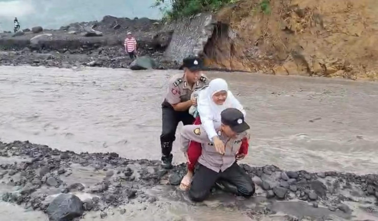 Aksi Heroik Polisi di Lumajang Gendong Siswa SD Seberangi Lahar Dingin Semeru